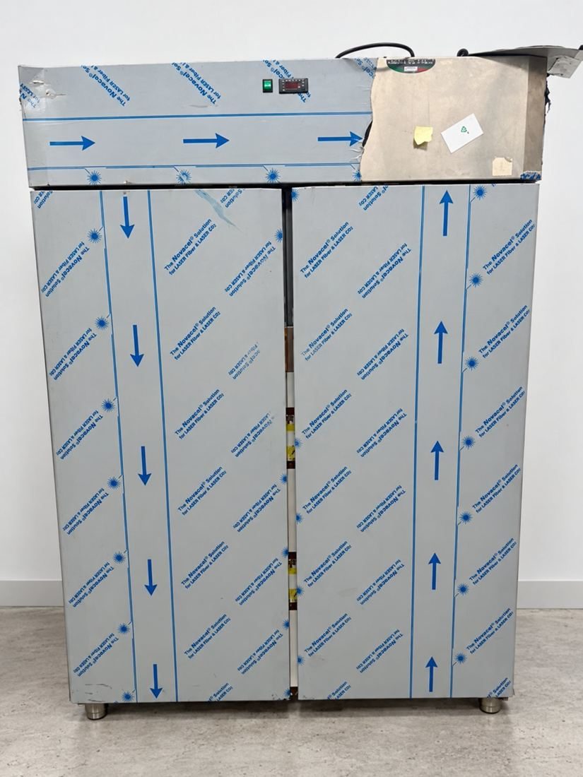 Stainless steel 2-door 1400 litre freezer cabinet, still in protective film