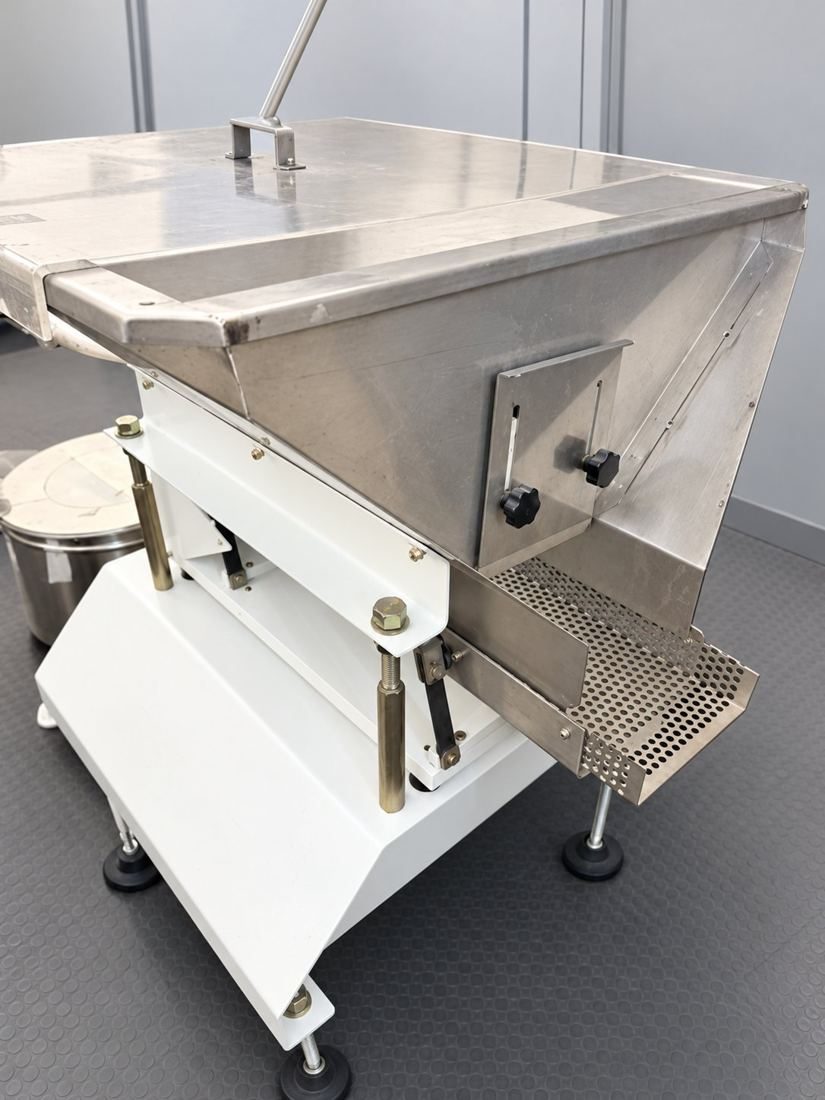 Vibratory feeder with stainless hopper and sieve
